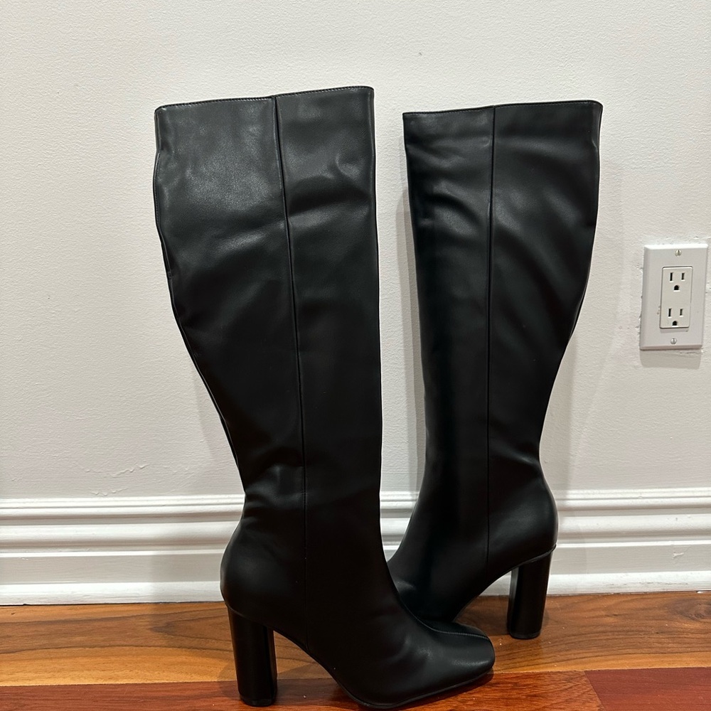 Chic Black Heeled Boots with Sleek Design